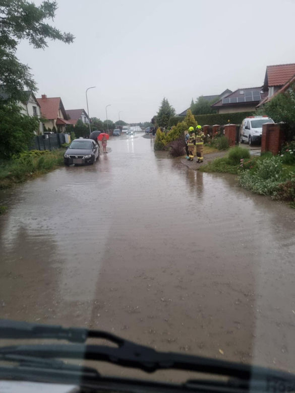 Potężna ulewa nad Śremem! Miasto zalane. Strażacy walczą z żywiołem [ZDJĘCIA]. 