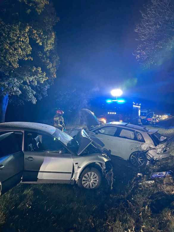 Poważny wypadek na Dolnym Śląsku! Samochody zderzyły się z ciągnikiem, są ranni