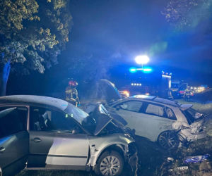 Poważny wypadek na Dolnym Śląsku! Samochody zderzyły się z ciągnikiem, są ranni