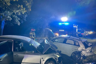 Poważny wypadek na Dolnym Śląsku! Samochody zderzyły się z ciągnikiem, są ranni