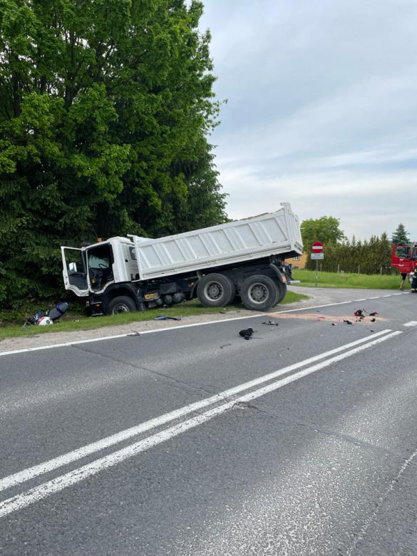 Niwka. Motocyklista zderzył się z ciężarówką pod Tarnowem. Ślady wskazały na przebieg wypadku