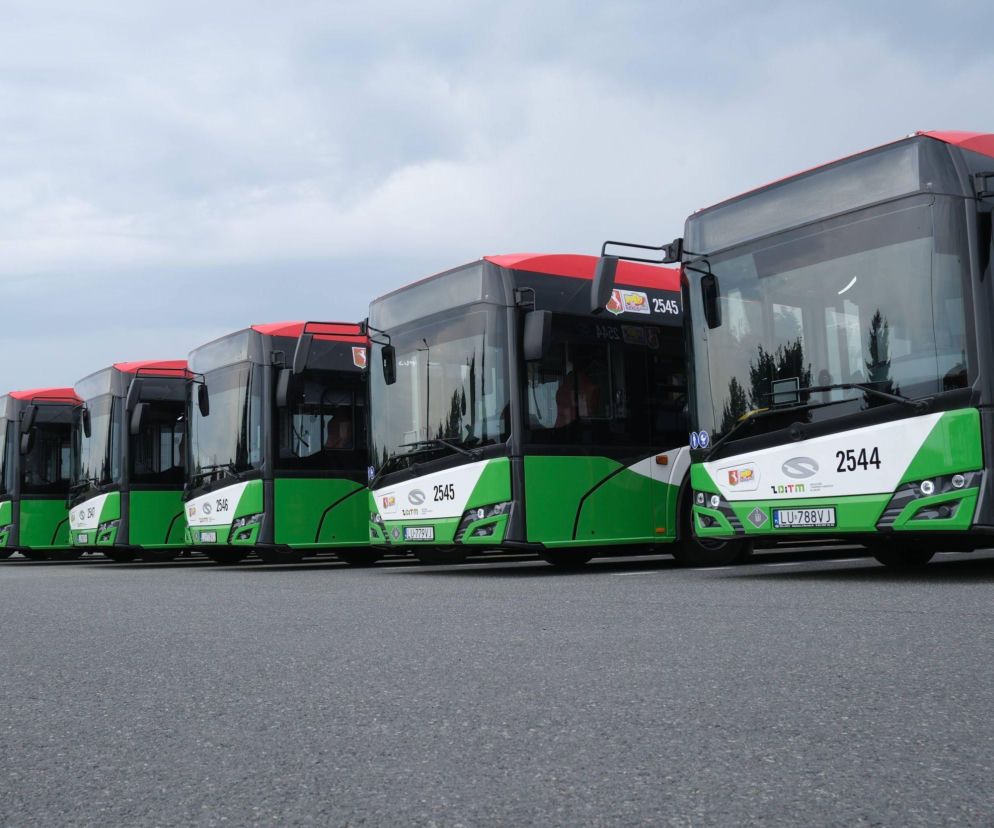 Rząd nowych, zielono-biało-czerwonych autobusów hybrydowych marki Solaris w Lublinie. O szczegółach czytaj w Radioplus.