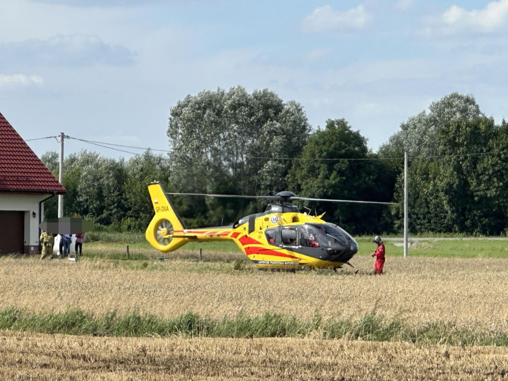 Spadochroniarz spadł na pole obok domu. Skok zakończył się hospitalizacją