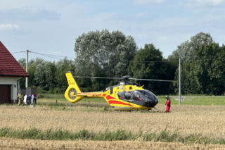 Spadochroniarz spadł na pole obok domu. Skok zakończył się hospitalizacją