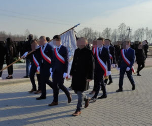 Tłumy na pogrzebie trójki zamordowanych chłopców i morze łez na wspólnym grobie