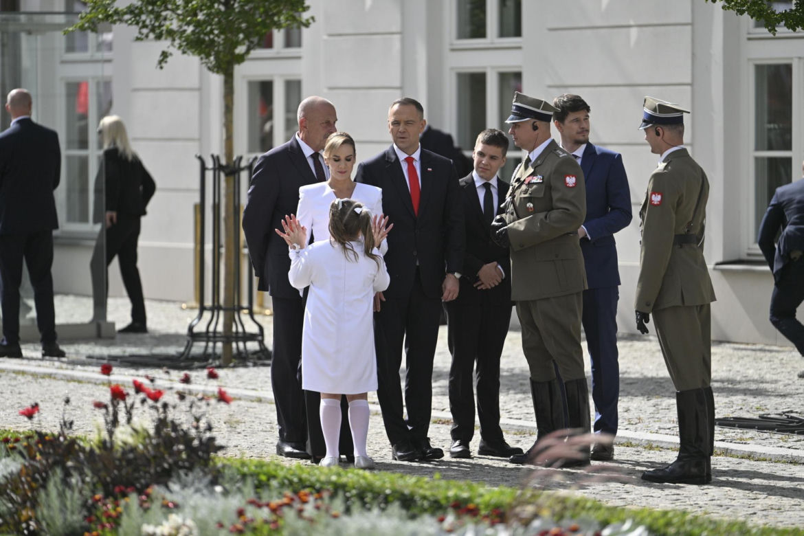  Kasia Nawrocka na biało czekała na rodziców 