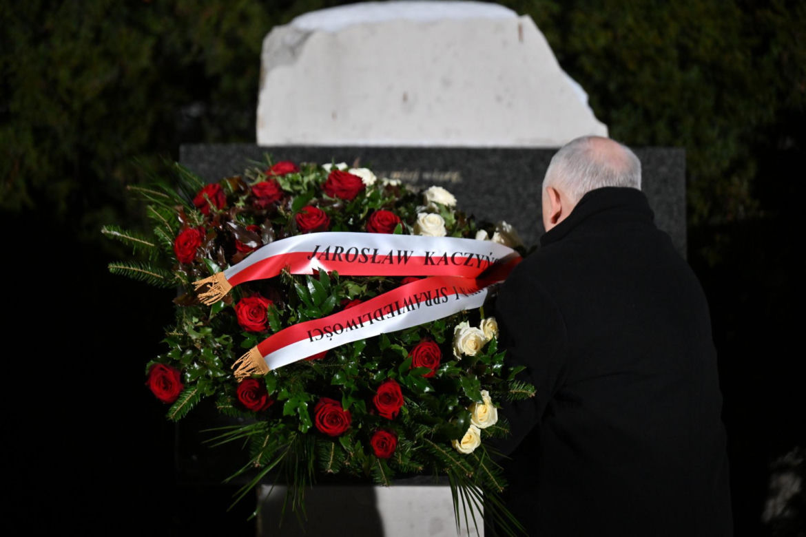 Prezes PiS pod więzieniem w Radomiu. Wcześniej czcił pamięć po matce