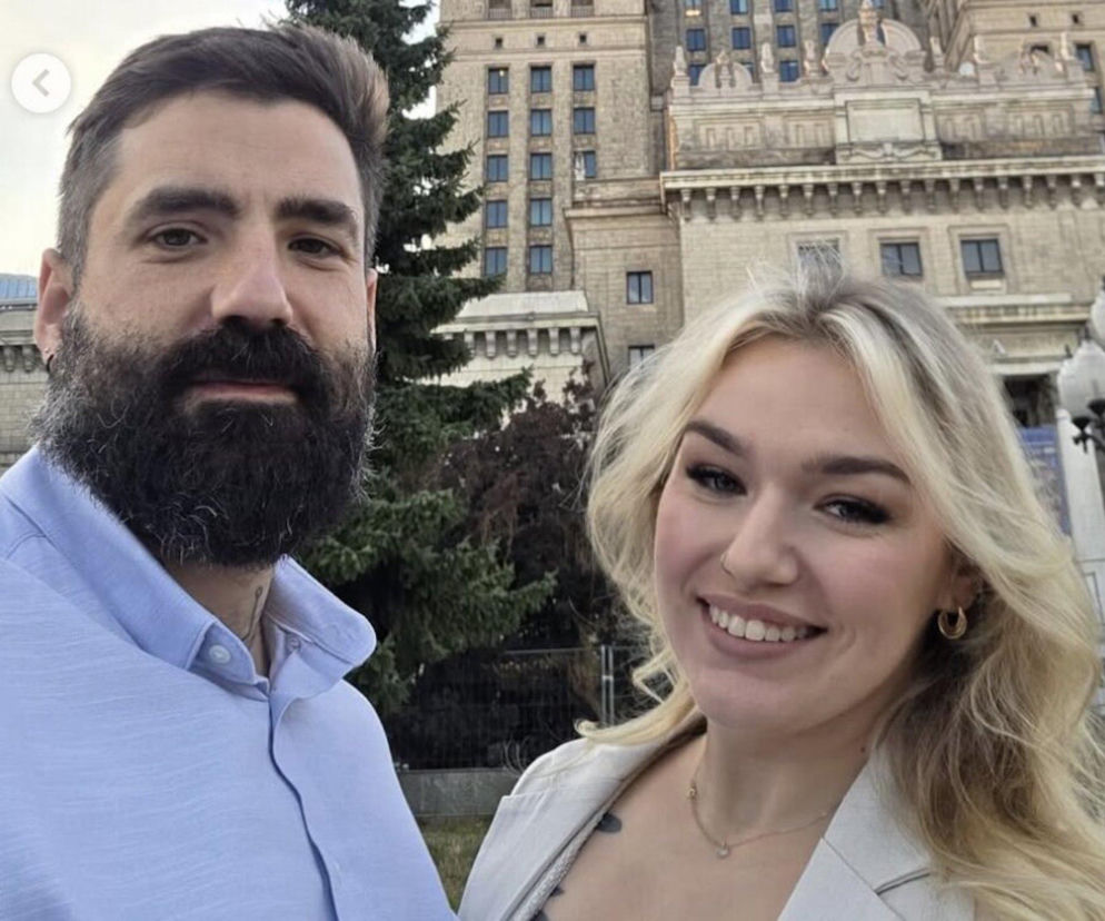Uśmiechnięta Marta i Damian przed Pałacem Kultury. O ich głośnym rozstaniu po programie przeczytasz na Eska.