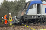 Pociąg i auto są w ogniu! Horror na przejeździe kolejowym pod Warszawą