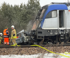 Pociąg i auto są w ogniu! Horror na przejeździe kolejowym pod Warszawą