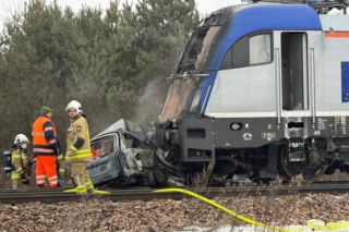 Pociąg i auto są w ogniu! Horror na przejeździe kolejowym pod Warszawą