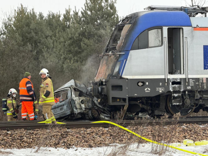 Pociąg i auto są w ogniu! Horror na przejeździe kolejowym pod Warszawą