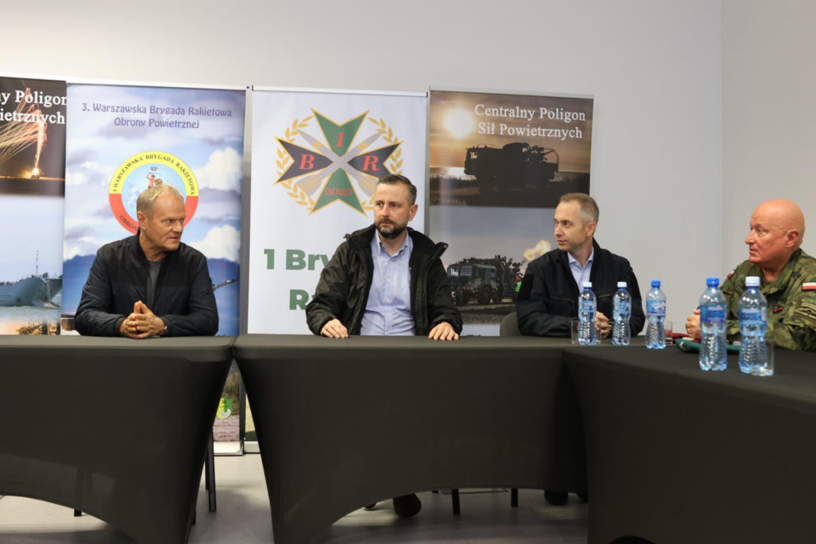 Donald Tusk i Władysław Kosiniak-Kamysz podczas wizyty na Centralnym Poligonie Sił Powietrznych w Ustce