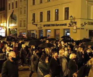 Czarny spacer ulicami Torunia 