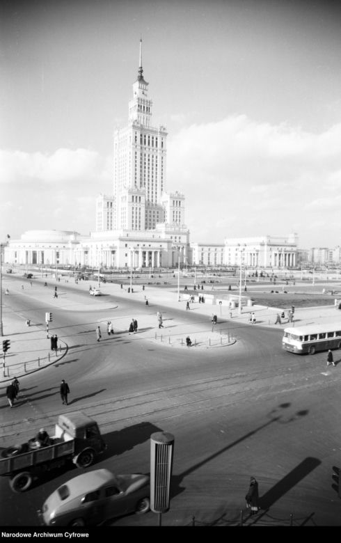 Czysty Pałac Kultury i Nauki w Warszawie - zobacz stare zdjęcia. Tak wyglądał bez warstwy brudu