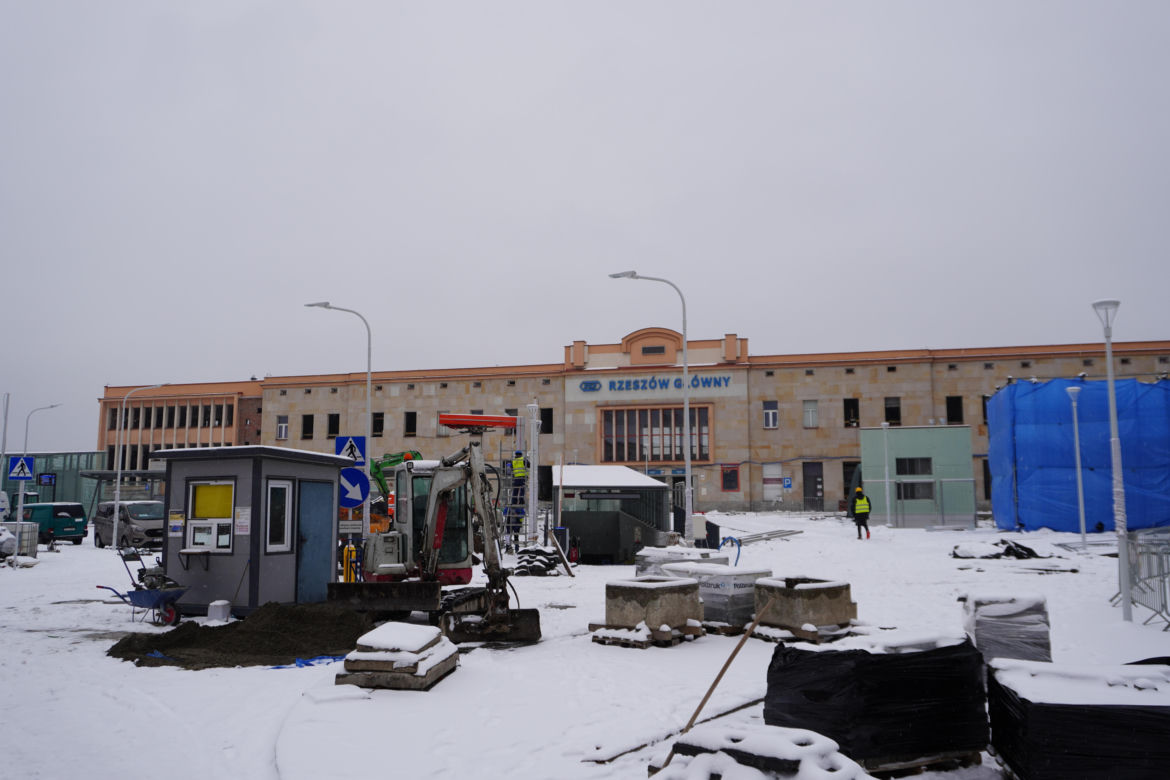 Nowy plac przed dworcem prawie gotowy. Kiedy zostanie otwarty?