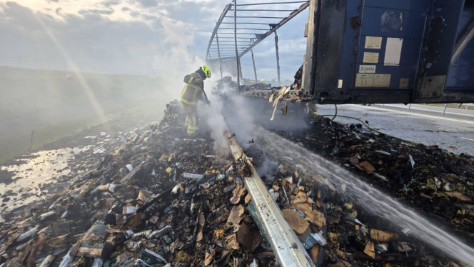 Pożar naczepy ciężarówki spowodował kilkugodzinne utrudnienia na autostradzie A2 w powiecie siedleckim