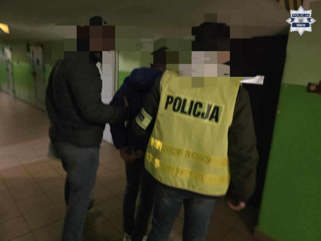 Podał się za urzędnika i powiedział, że musi sprawdzić ogrodzenie. Chwilę później z domu zniknęło 15 tys. zł