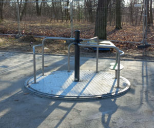 Statek w naprawie, pająk już jest. Trwa modernizacja placu zabaw w Parku Tysiąclecia w Lesznie