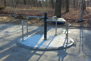 Statek w naprawie, pająk już jest. Trwa modernizacja placu zabaw w Parku Tysiąclecia w Lesznie