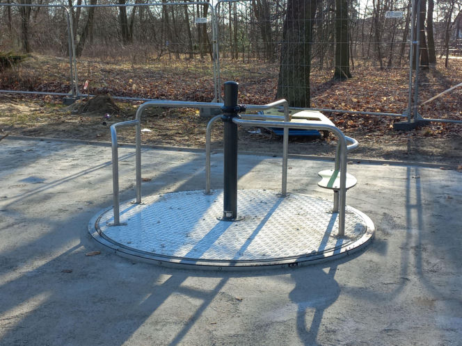 Statek w naprawie, pająk już jest. Trwa modernizacja placu zabaw w Parku Tysiąclecia w Lesznie