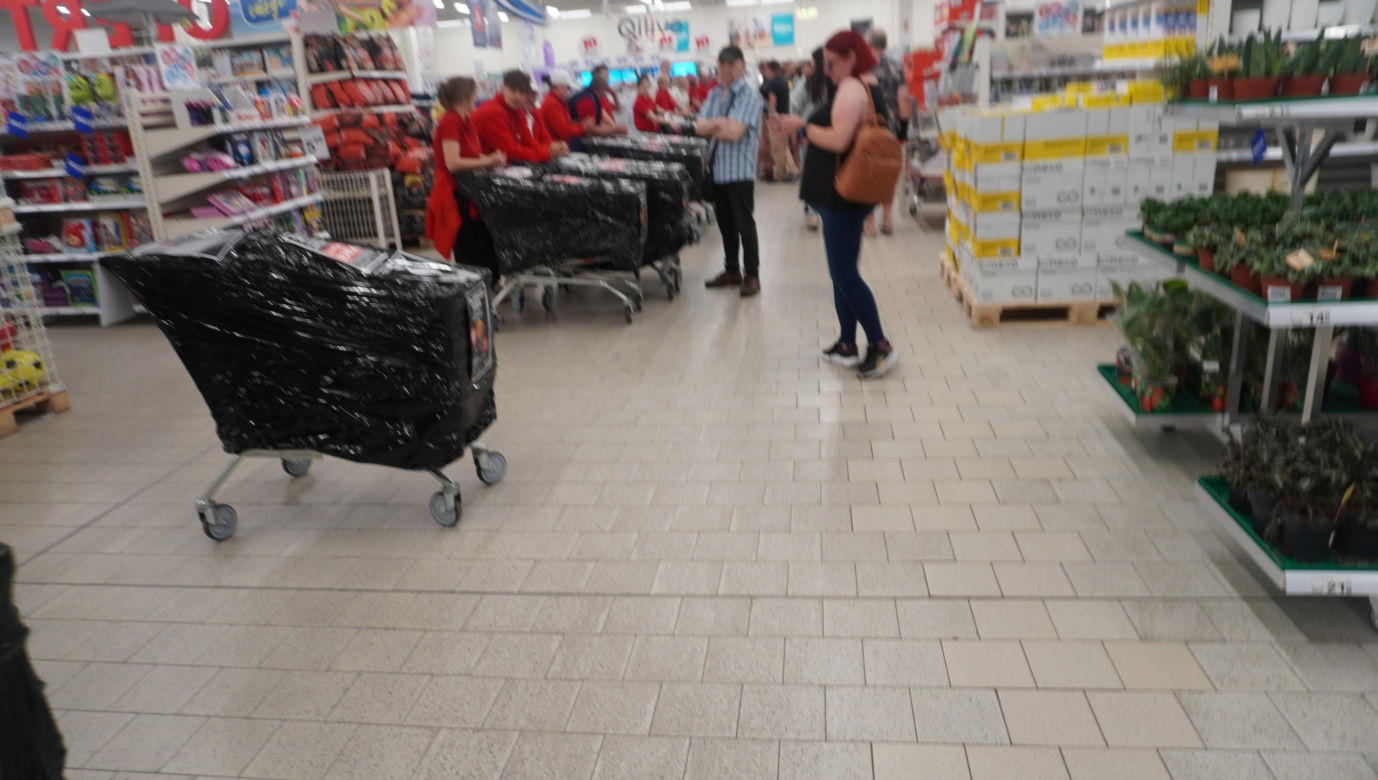 Tajemnicze wózki w Auchan w Olsztynie. Sprawdziliśmy, co było w środku. Zobacz zdjęcia!