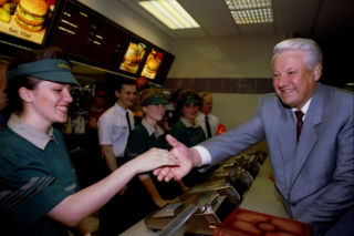 McDonald's sprzedaje swój biznes w Rosji. Tak 30 lat temu Rosjanie rzucili się na Big Maca