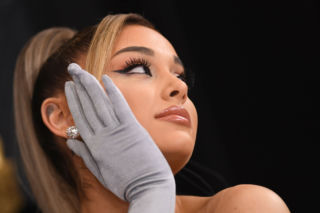 Ariana Grande zaskakuje nową metamorfozą! Taki image pasuje do niej bardziej?
