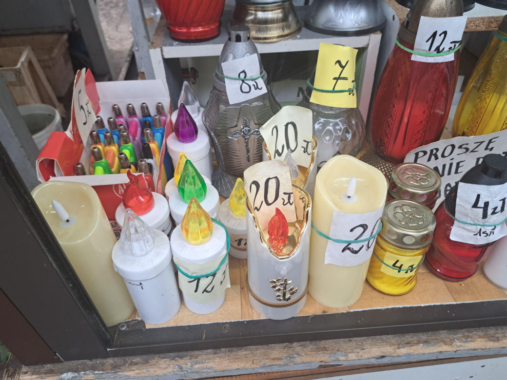 Wszystkich Świętych 2023. Ile w Krakowie trzeba zapłacić za znicze?