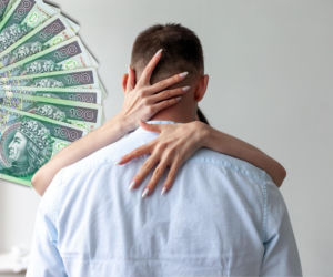 Podawał się za marynarza, wyciągnął od niej fortunę. Kobieta wysłała mu 9 paczek z gotówką!
