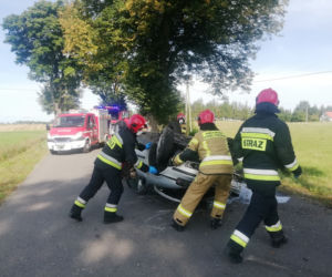 GROŹNY WYPADEK w miejscowości Lutkowo. Kobieta uderzyła w drzewo, a następnie DACHOWAŁA