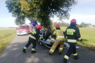 GROŹNY WYPADEK w m. Lutkowo. Kobieta uderzyła w drzewo, a następnie DACHOWAŁA [ZDJĘCIA]