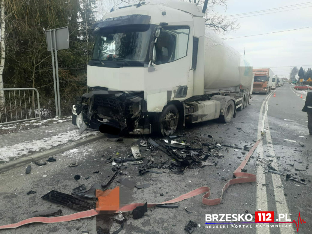 Jurków. Zderzenie czołowe ciężarówki z osobówką