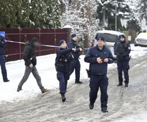 Makabra w Warszawie. Dwa ciała w mieszkaniu, nie oszczędził nawet psów. Nieoficjalnie: zabił rodziców