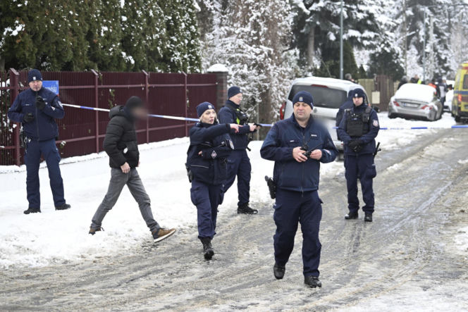 Makabra w Warszawie. Dwa ciała w mieszkaniu, nie oszczędził nawet psów. Nieoficjalnie: zabił rodziców