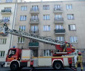  Poszukiwana kobieta zabarykadowała się w mieszkaniu