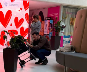 Olga Frycz wychodzi z dzieckiem ze szpitala