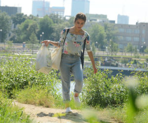 Ida Nowakowska sprząta nad Wisłą