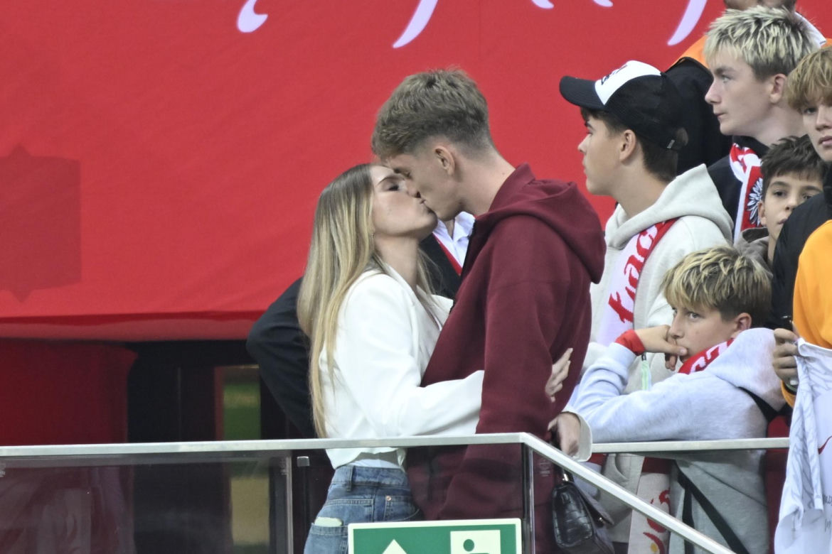 Piłkarz Wojciech Mońka całuje się z dziewczyną