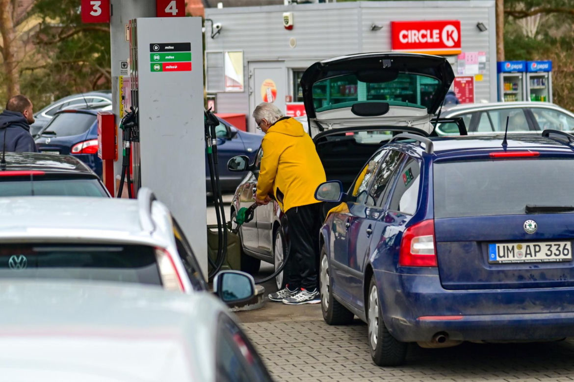 Kolejki niemieckich aut na przygranicznych stacjach paliw