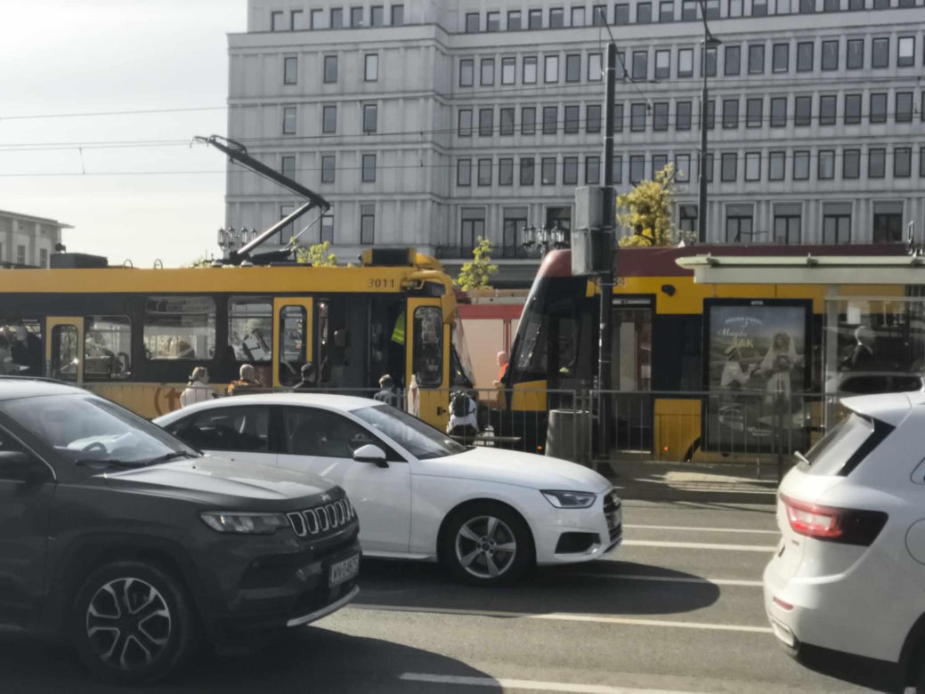 Zderzenie tramwajów w centrum Warszawy. 13 osób rannych, ruch tramwajowy wstrzymany