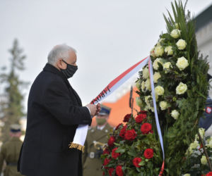 Jarosław Kaczyński podczas uroczystości złożenia kwiatów pod pomnikiem Ofiar katastrofy smoleńskiej, na pl. Piłsudskiego w Warszawie
