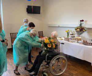 Seniorka pokonała koronawirusa, a teraz świętuje setne urodziny. Piękny jubileusz pani Agnieszki! [ZDJĘCIA]