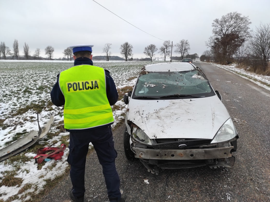 Pijany wsiadł za kółko i ruszył! Swoją podróż zakończył na dachu [ZDJĘCIA]