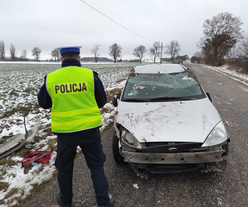 Pijany wsiadł za kółko i ruszył! Swoją podróż zakończył na dachu [ZDJĘCIA]