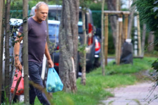Donald Tusk taszczył siaty z jabłkami