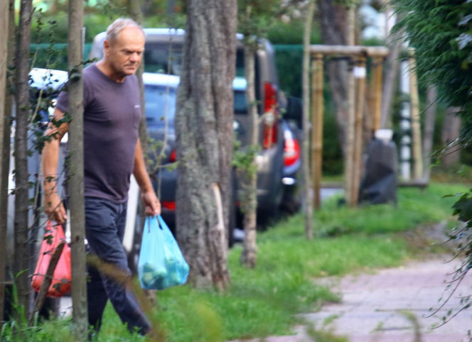 Donald Tusk taszczył siaty z jabłkami