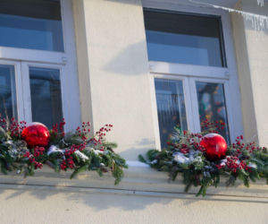 Zewnętrzne dekoracje okien na Boże Narodzenie