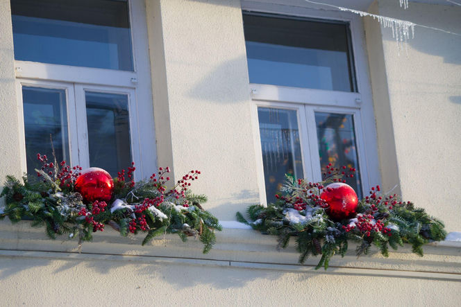 Zewnętrzne dekoracje okien na Boże Narodzenie