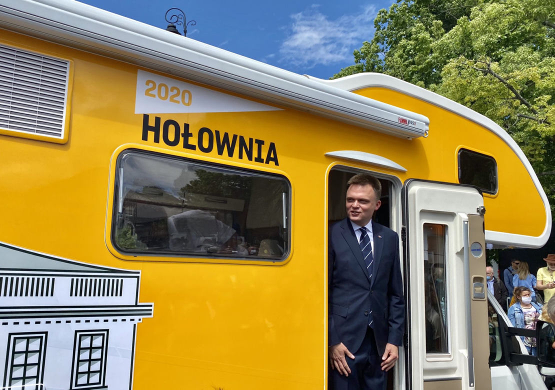 Szymon Hołownia w wyborczym kamperze